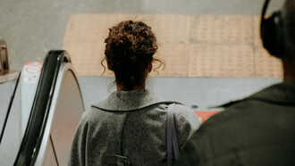 A jornada universitária envolve muito mais do que estudo; ela é um processo de amadurecimento, adaptação e autodescoberta. ao mudar de cidade, os estudantes enfrentam desafios que incluem a busca por emprego, independência financeira e o aprendizado de novas responsabilidades