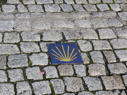 Concha emplazada en el puente romano de Ourense, España, señalizando el Camino de Santiago