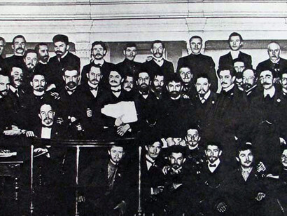 Sóviet de delegados obreros de San Petersburgo (Trotski en el centro con papeles en la mano), 1905