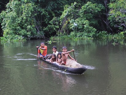 Famiglia indigena in navigazione nel Lago Rimachi, Amazzonia peruviana