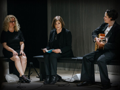 “Oratorio laico”, atto finale del laboratorio “Vive voci”, ideato per scoprire modi collettivi di creazione artistica e di riflessione comunitaria su un tema delicato ed intimo: la finitezza e la mortalità © Ilaria Costanzo