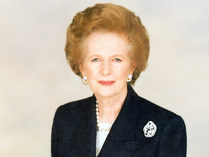 Margaret Thatcher è stata Primo Ministro del Regno Unito dal 1979 al 1990 e Leader del Partito Conservatore dal 1975 al 1990. È stata la prima donna primo ministro britannico e il primo ministro britannico più longevo del 20° secolo