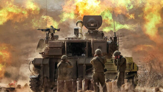 Un obús autopropulsado del ejército israelí dispara proyectiles cerca de la frontera con Gaza, en el sur de Israel