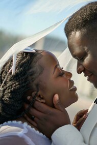 Casal em seu casamento. O kulaya  consiste em as matronas serem chamadas para aconselhar as jovens, com ensinamentos de “cama e mesa”, mostrando como devem tratar os maridos, cuidar da casa, dos filhos e outras “obrigações” da mulher. Basicamente, os elementos centrais que organizam o kulaya são ensinamentos do respeito ao marido (e sua família) e da vida sexual