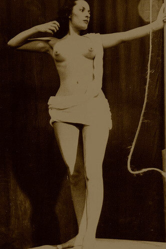 La modelo posando en el taller del escultor