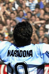Diego Armando Maradona saluda a sus aficionados en el estadio de la Bombonera