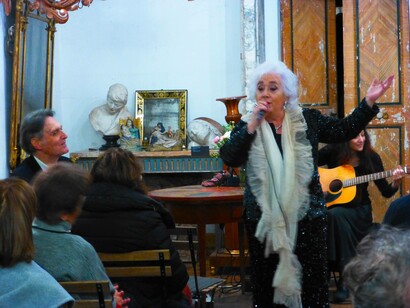 Paola Cavanna che si esibisce in brani di Carlo Porta e canzoni della tradizione milanese, chitarra Marcella Arganese