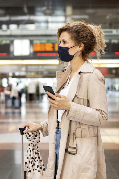 De vuelta al ruido del aeropuerto, fijó su vista en las cerámicas del piso. Estos diseños se transformaron en un enorme tablero de ajedrez con sus piezas, ahora seres encarnados