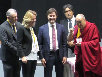 Il Dalai Lama con gli organizzatori del Festival delle Religioni di Firenze