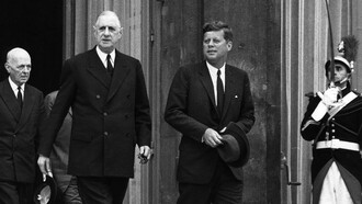 El presidente Charles De Gaulle y el presidente John F. Kennedy al término de sus conversaciones en Elysee Palace, 2 de julio 1961, París, Francia