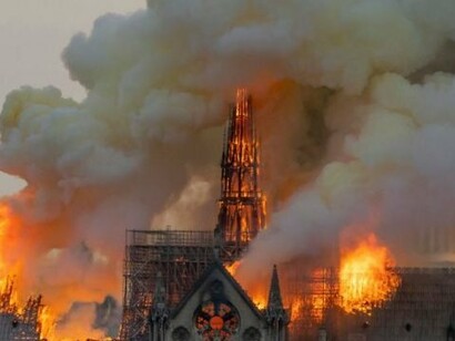 Incêndio de 2019 na catedral de Notre-Dame em Paris, na França. Por toda sua importância histórica e emblemática, quando em 2019, logo após completar 850 anos de existência, foi tomada por um incêndio de proporções catastróficas, Paris e boa parte do mundo se viu em lágrimas! 
