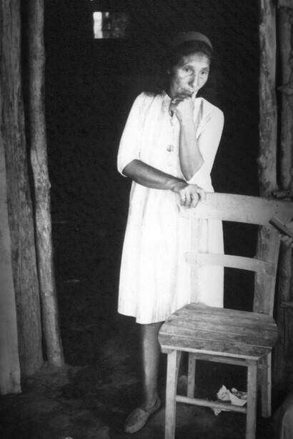 Mujer mayor tucumana en la puerta de su vivienda mientras le realizan una entrevista sobre las condiciones de vida. Tucumán, Argentina, octubre de 1968