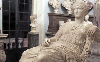 Sitzstatue der Heiligen Helena (Marmor, ca. 2.Jahrhundert), Kapitolinische Museen, Rom, Italien