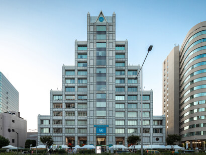 Los defensores liberales conservadores insisten en la idea de que el liderazgo moral y normativo aún importa: el “poder blando” sigue funcionando. La reputación, la cultura, los valores siguen movilizando alianzas, legitimidad pública internacional y auxiliando en las negociaciones globales. Edificio de la Sede de la Universidad de las Naciones Unidas, Tokio, Japón