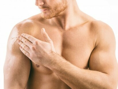 Aplicando testosterona en gel