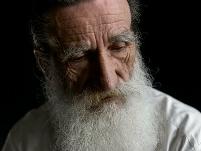 Homem reflexivo. Apago o cigarro e subo devagar, com as compras nas mãos e a cabeça algures. A caixa de correio rebenta de panfletos: canalizadores, desentupimentos, compra de carros velhos, um certo Doutor Karamba que garante milagres no amor, nos negócios, no jogo, nas dívidas, tudo. Arrumo as compras com movimentos automáticos, faço qualquer coisa rápida para enganar o estômago e voltar ao romance onde a personagem principal não avança, recusa-se a viver mais do que as frases onde a deixei



