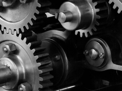 Um estudo recente da Hooktheory apontou que 85% das músicas pop compartilham a mesma progressão de quatro acordes. É como se um roteiro “invisível” ditasse todos os arranjos sonoros. Isso acontece porque não falamos sobre a música sertaneja, que repete à exaustão as mesmas palavras, os mesmos tons, os mesmos ritmos
