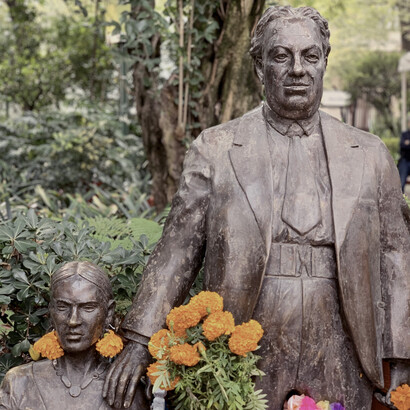 Frida Kahlo e Diego Rivera enfrentaram juntos muitos desafios, incluindo a separação de Diego do partido comunista e a luta de Frida contra problemas de saúde