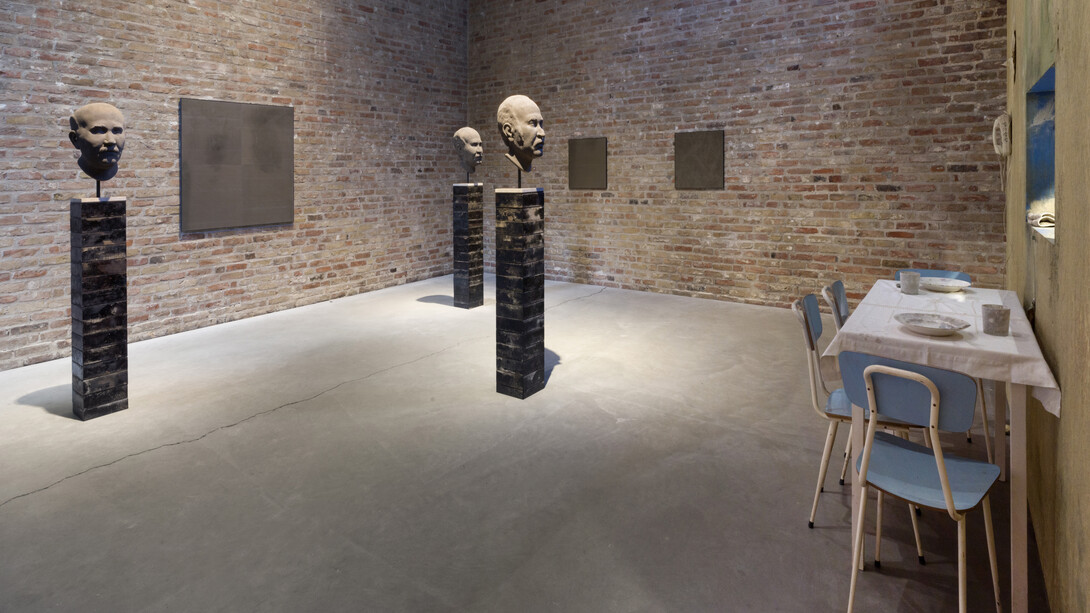 Ersan Mondtag, Asbest, ausstellungsansicht. Mit freundlicher genehmigung der König Galerie