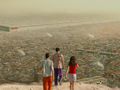 La película expone cómo la superficialidad y el conformismo pueden llevar a una sociedad al borde de la estupidez colectiva