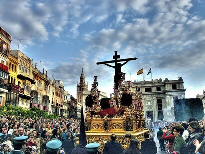 Procesión de un Cristo en el centro de Sevilla