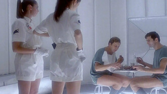 Escena de la película polaca "Seksmisja" (1984), que narra satíricamente las peripecias de los dos únicos varones  en un mundo de mujeres