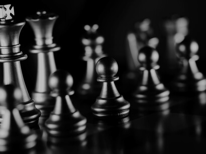 Fotografia monocromática de peças de xadrez