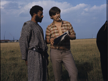 Rainer Werner Fassbinder und El Hedi ben Salem am Set von HÄNDLER DER VIER JAHRESZEITEN, 1971 © Deutsches Filminstitut, Frankfurt am Main, Foto: Peter Gauhe