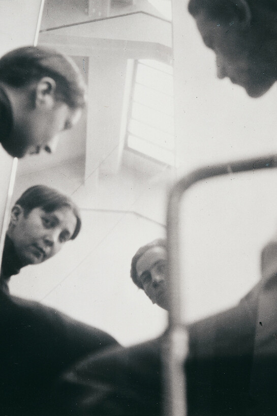 Florence Henri, Double portrait, 1927-1928, Épreuve gélatino-argentique datée de 1977, 24 x 18 cm, Collection particulière, courtesy Archives Florence Henri, Gênes, Florence Henri © Galleria Martini & Ronchetti
