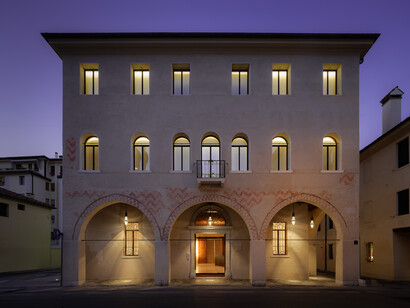 Palazzo della Luce, Treviso, Italia. Il recupero storico, realizzato in stretta collaborazione con la Soprintendenza, ha riguardato ogni piccolo dettaglio: dai pavimenti alle travi, dei mattoni ai portoni, dagli antichi lumi sino alla polvere annerita del bombardamento del 1944