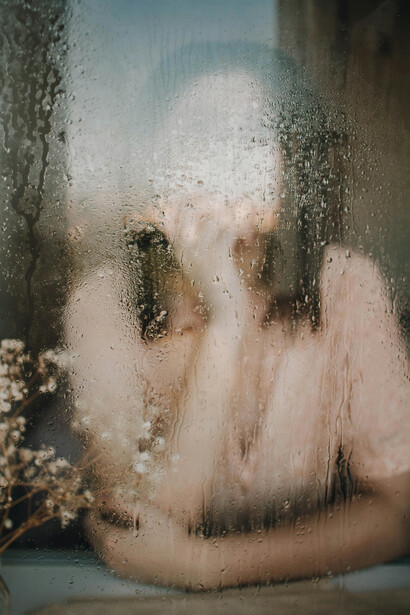 A veces basta una canción, el aroma del café o la lluvia sobre la ventana para recordarnos que aún existen pequeños instantes de paz