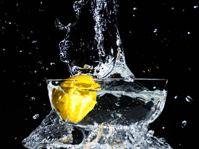 Water splashing with a lemon in it