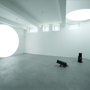 Michel Verjux, (da sinistra a destra) Au mur, frontale et entière, centrée, calage sol/plafond (source au sol), 2016 Proiettore. Au plafond, calage en angle (source au sol), 2016 Proiettore. Courtesy A arte Invernizzi, Milano. Foto Bruno Bani