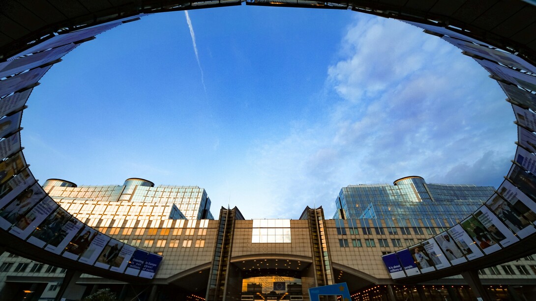 Le lobby svolgono un ruolo significativo nel Parlamento Europeo, influenzando le decisioni legislative attraverso incontri con eurodeputati e funzionari. Piazzale esterno Parlamento Europeo, Bruxelles, Belgio