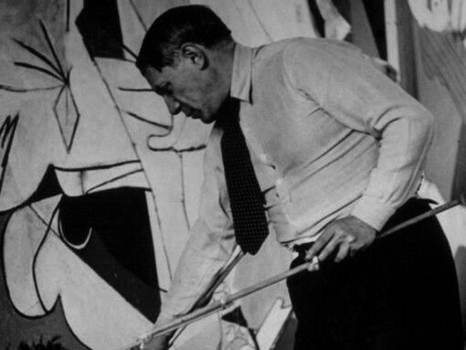 Picasso mentre dipinge "Guernica"