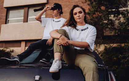 Entre décontraction urbaine et besoin de stabilité, le streetwear ne marque plus une rupture générationnelle mais une nouvelle forme d’équilibre contemporain