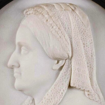 Medaglione in marmo con ritratto di Louise Murat Rasponi. Palazzo Guiccioli, Ravenna, Italia