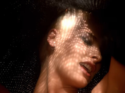 Linda Evangelista in un'immagine tratta dal video della canzone "Freedom! '90" di George Michael