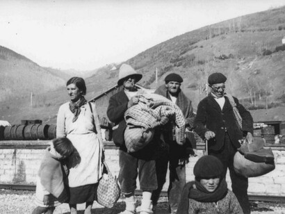 No, no son naufragos de la persecución dictatorial a quienes misericordiosamente se arroja una tabla de salvación