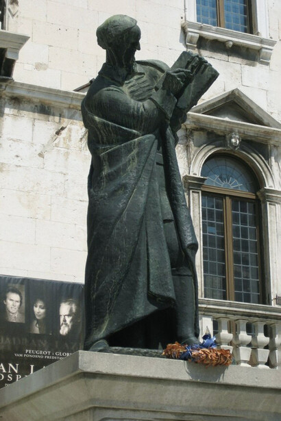 Escultura de Marko Marulić en Split, Croacia. Marulić elevó la lengua croata a dignidad literaria con Judita, demostrando que la poesía vernácula podía ser un vehículo legítimo de verdad moral y profundidad espiritual