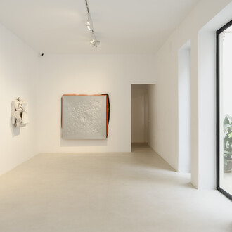 Ángela de la Cruz, Super bulto, vista de exhibición. Cortesía de Travesía Cuatro