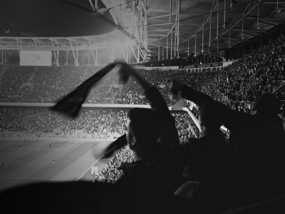 Fanáticos durante un partido. Diversos sectores de la sociedad española aprovechan el anonimato de la turba para actuar discriminatoriamente