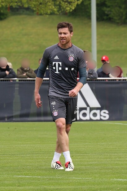 Con il Liverpool, Alonso è stato un eroe della storica vittoria in Champions League nel 2005, segnando un gol fondamentale nella rimonta contro il Milan durante la finale di Istanbul