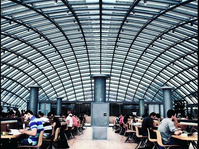 Espacio de trabajo coronado por una cúpula acristalada