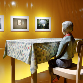 Ausstellungsansicht/exhibition view I am a Problem, Vordergrund/foreground: Martin Honert: Foto, 1993 Courtesy VG Bild-Kunst, Bonn 2017, Foto/photo: Axel Schneider