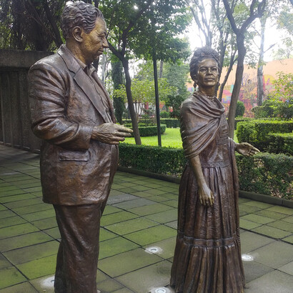  A escultura de Frida Kahlo e Diego Rivera foi feita por Juan Carlos Peña e está localizada na casa de cultura Jesús Reyes Heroles em Coyoacán, cidade do México