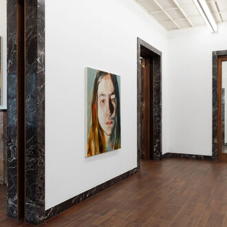 Jenna Gribbon, Rainbows in shadows, vista della mostra. Per gentile concessione della Galleria Massimo De Carlo