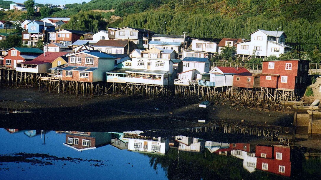 Palafitos (construcción que se alza en terrenos anegables, sobre estacas o pies derechos) del Río Gamboa, Castro, Chiloé, Chile