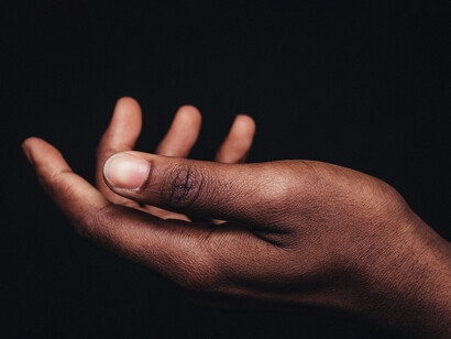 Emigrar a Europa no es la solución. Siempre serán cabezas negras. Asimilarse a ellos, despojarse de su identidad