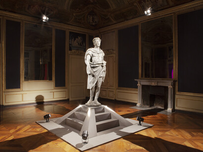 Francesco Vezzoli 
C-CUT - Homo Ab Homine Natus 
2018 
Scultura in cemento (XX sec.), bronzo, testa in marmo (50 AC - 37 DC), gesso alabastrino, tempera ad uovo, cera microcristallina 191 x 62 x 51 cm ©Sebastiano Pellion di Persano  